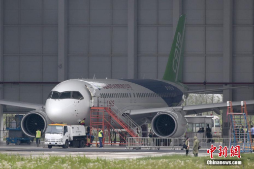 5月4日，一架國(guó)產(chǎn)大飛機(jī)C919在機(jī)庫內(nèi)做首飛前最后的準(zhǔn)備。中新社記者 張亨偉 攝